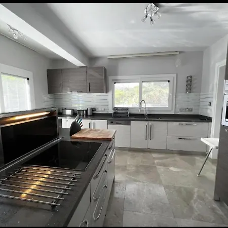 Villa Sema In Kyrenia 4 Bedroom Sleeps 8 *