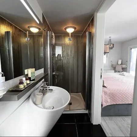 Villa Sema In Kyrenia 4 Bedroom Sleeps 8 *